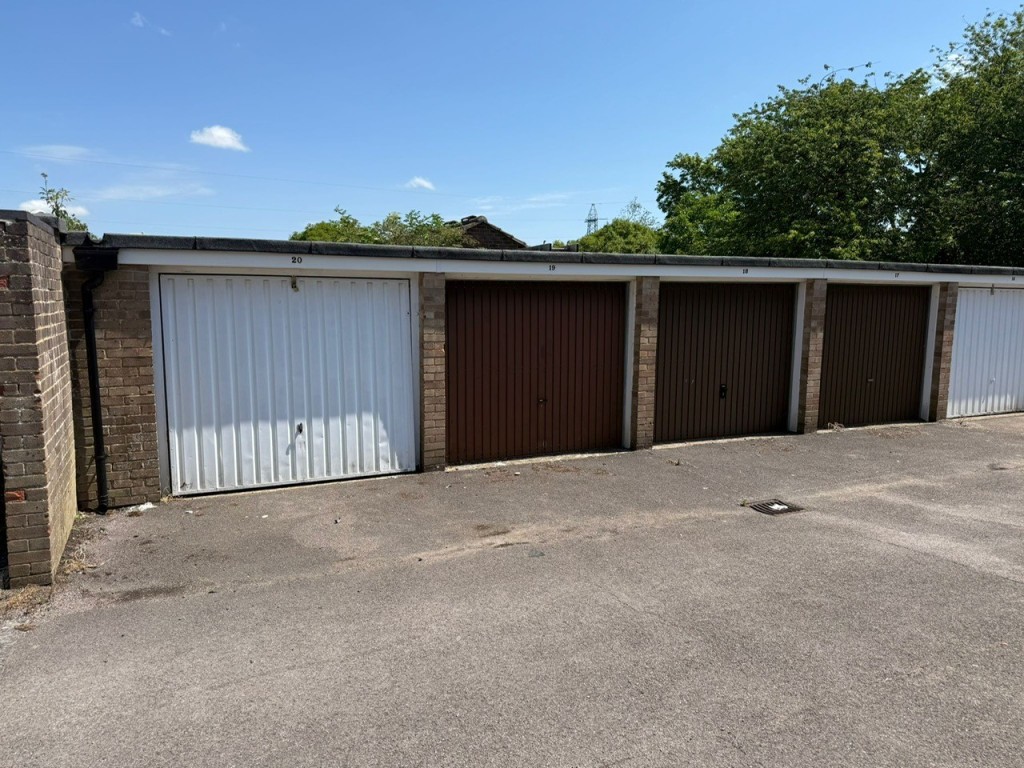 Lot: 35 - 19 LOCK-UP GARAGES FOR INVESTMENT - Garages 17-20